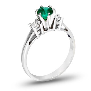 Pakket amusement Druif 5.0mm Emerald and 1/5 CT. T.W. Diamond Engagement Three Stone Ring in 14K White Gold | Zales Pakket amusement Druif 5.0mm Emerald and 1/5 CT. T.W. Diamond Engagement Three Stone Ring in 14K White Gold | Zales
