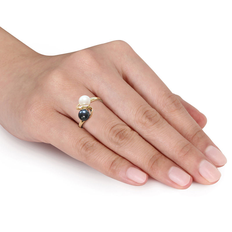 5.5 - 6.0mm Button White and Dyed Black Cultured Freshwater Pearl Bypass Ring in 10K Gold