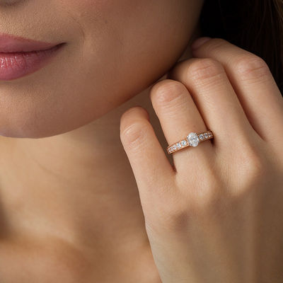 1 carat oval on hand