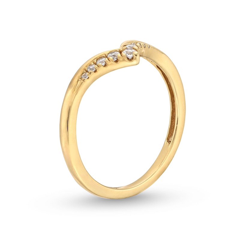 Main Image 3 of 1/8 CT. T.W. Diamond Graduated Chevron Anniversary Band in 10K Gold