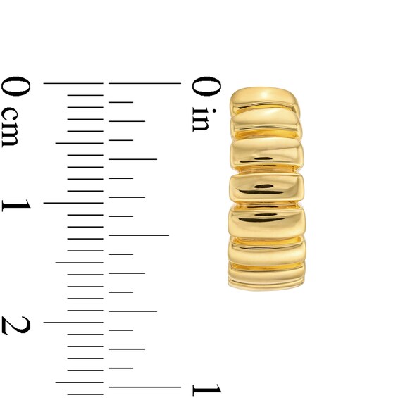 16.44mm Ribbed Huggie Hoop Earrings in Sculpted Hollow 14K Gold