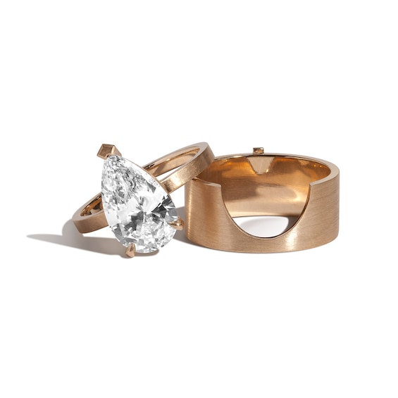 Zales x Shahla 1-1/2 CT. Pear-Shaped Certified Lab-Grown Diamond Solitaire Kahn Ring Set in 14K Gold (F/Vs2)