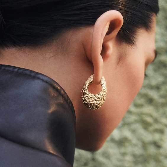 PDPAOLAâ¢ at Zales SILHOUETTES 27.0mm Textured Hoop Earrings in Hollow Brass with 18K Gold Plate