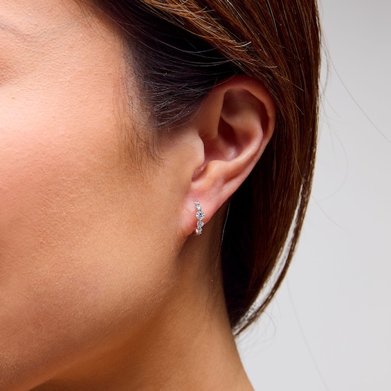 1/ CT. T.w. Certified Lab-Grown Diamond Graduated Five Stone Huggie Hoop Earrings in 10K White Gold (F/Vs2