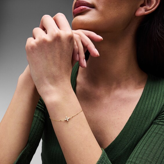 1/10 CT. T.w. Diamond Flower Bracelet in 10K Gold - 7"