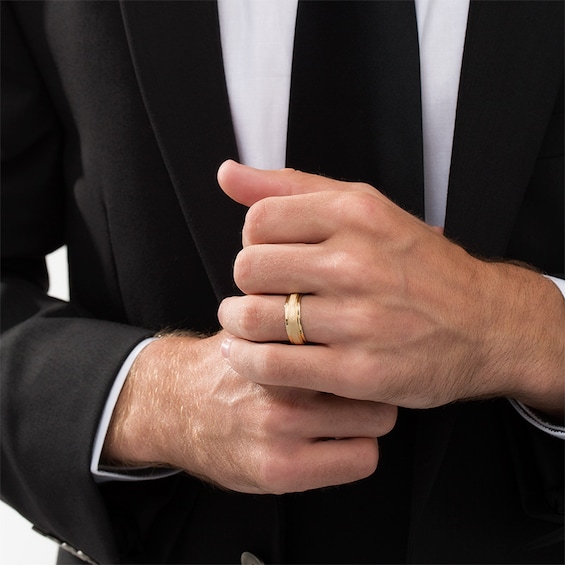Previously Owned - 7.0mm Multi-Finish center Stripe Beveled Edge Comfort-Fit Wedding Band in 10K Gold