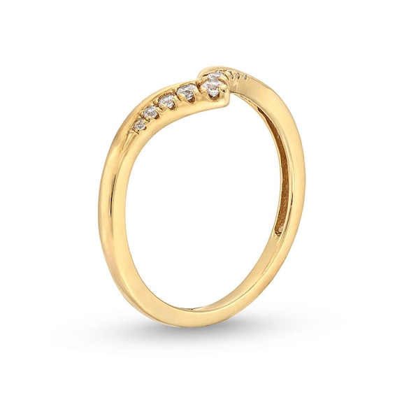 Previously Owned - 1/8 CT. T.w. Diamond Graduated Chevron Anniversary Band in 10K Gold