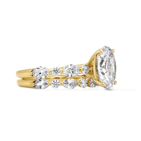 Previously Owned - Romantic Bouquet 4 CT. T.w. Oval Lab-Grown Diamond Bridal Set in 14K Gold (F/Vs2)
